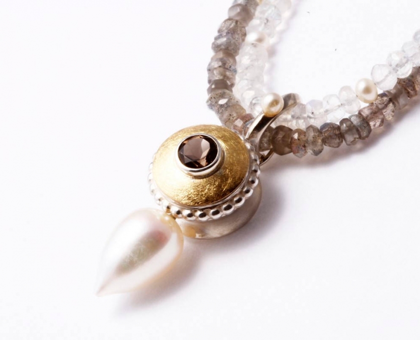 Perlenanhänger, Perlenkette, Goldperlenanhänger, Bicolor-Schmuck, Goldschmiede Einklang, Schmuckunikat